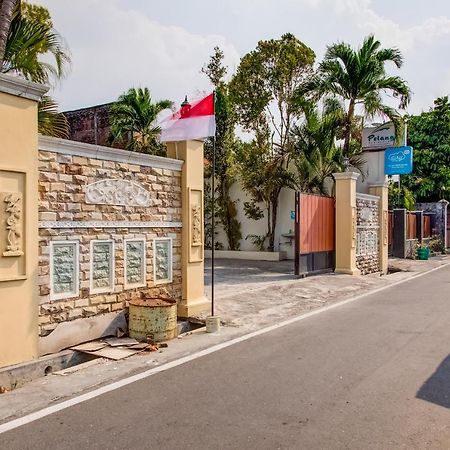 Oyo 3831 Pelangi Residence Syariah Surakarta  Luaran gambar