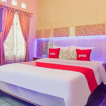 Oyo 3831 Pelangi Residence Syariah Surakarta  Luaran gambar