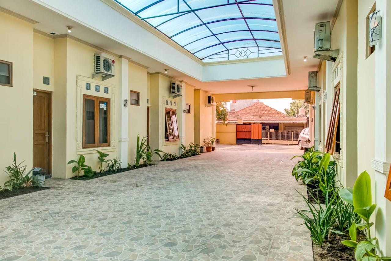 Oyo 3831 Pelangi Residence Syariah Surakarta  Luaran gambar