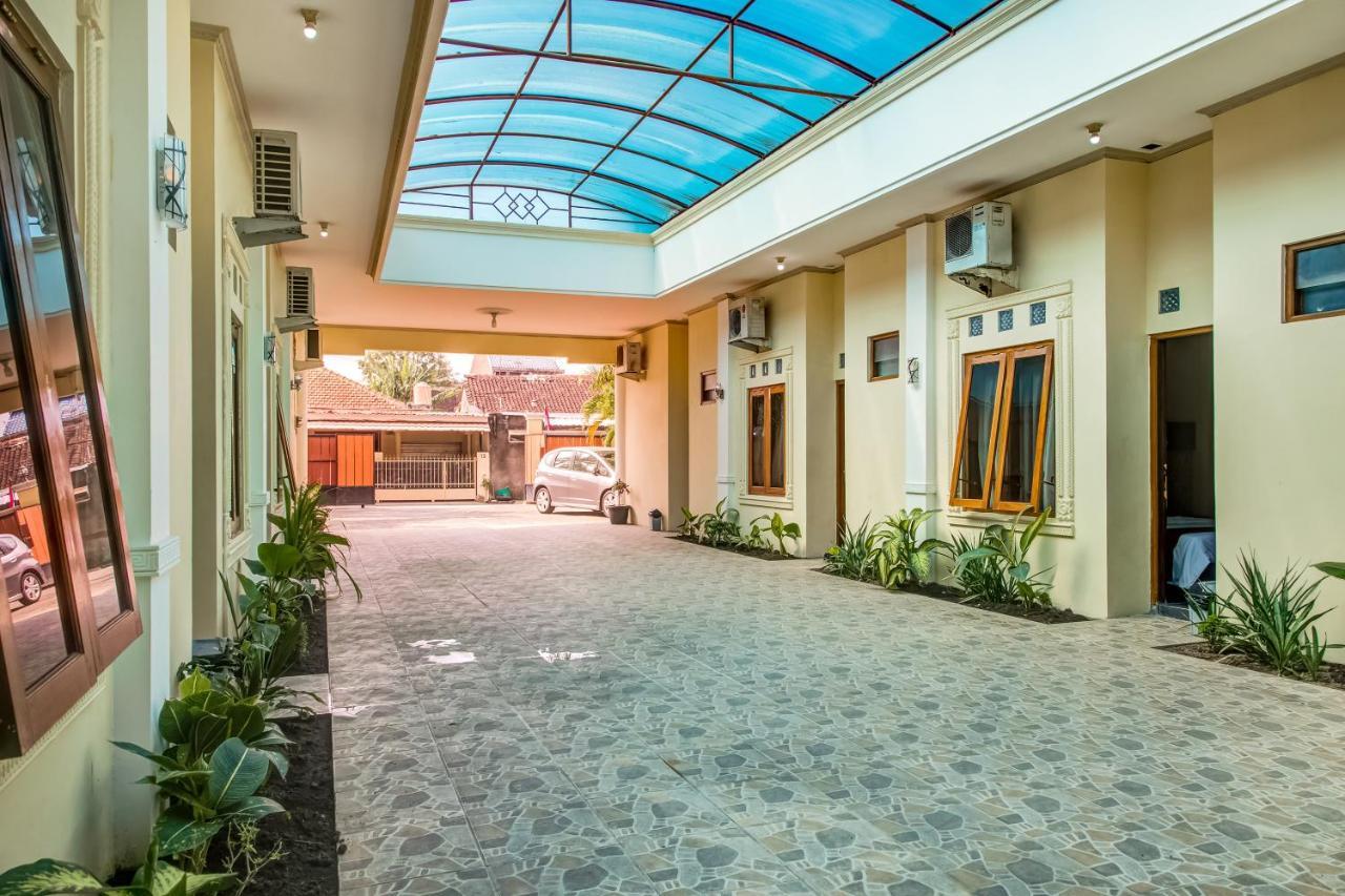 Oyo 3831 Pelangi Residence Syariah Surakarta  Luaran gambar