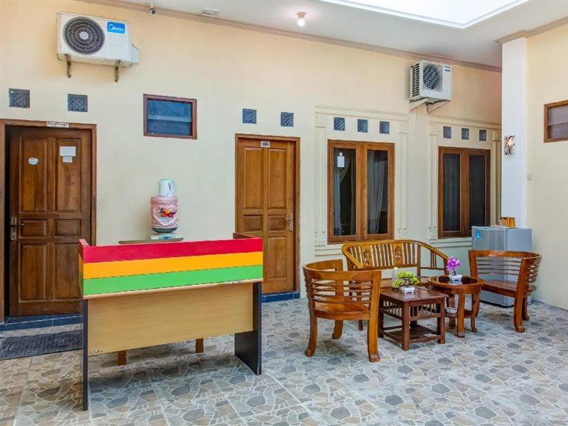 Oyo 3831 Pelangi Residence Syariah Surakarta  Luaran gambar