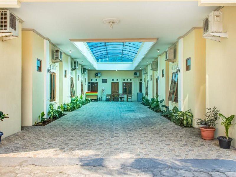 Oyo 3831 Pelangi Residence Syariah Surakarta  Luaran gambar